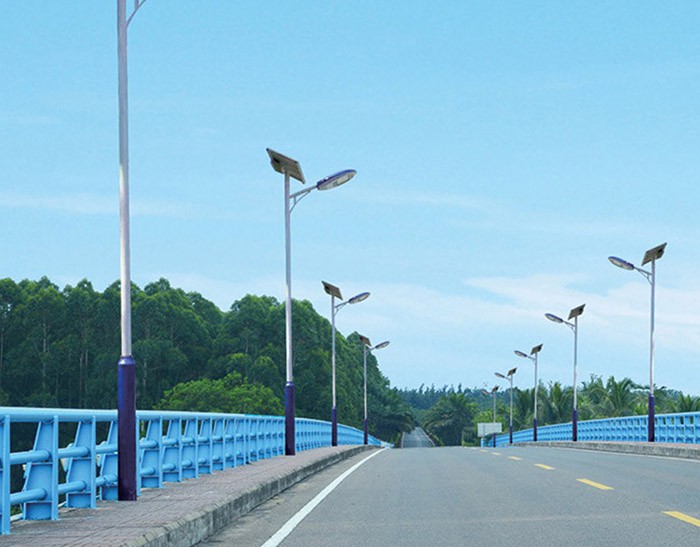 Solar Street Lights: Made of Q235 steel, a one-piece tapered tube, hot-dip galvanized and sprayed with outdoor anti-rust paint. LED Light Head: LED light source, IP65 waterproof rating. Lithium Battery: Lithium iron phosphate battery, service life of 5-7 years or more. Solar Panel: Solar panel with a conversion efficiency of over 18%. Operating Mode: Output: The light source starts operating at dusk (operating hours can be adjusted according to the environment), stays on for 6 hours daily, and automatically shuts off after the rated operating time is reached.